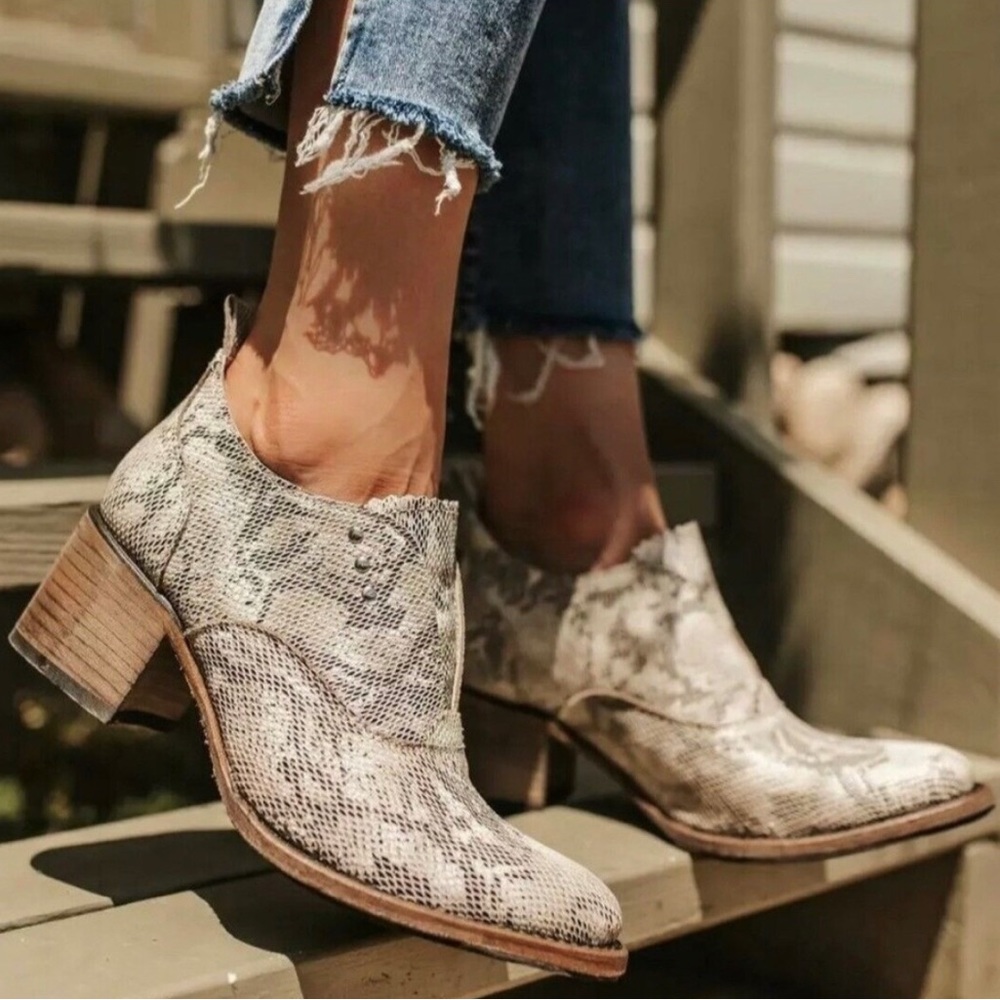 FREEBIRDS Sadie, ankle boots white multi snake, 8